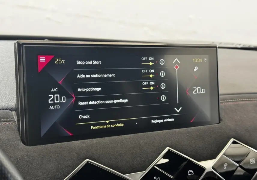 Écran tactile central du DS3 Crossback 2021 affichant les réglages d’aide à la conduite et climatisation.