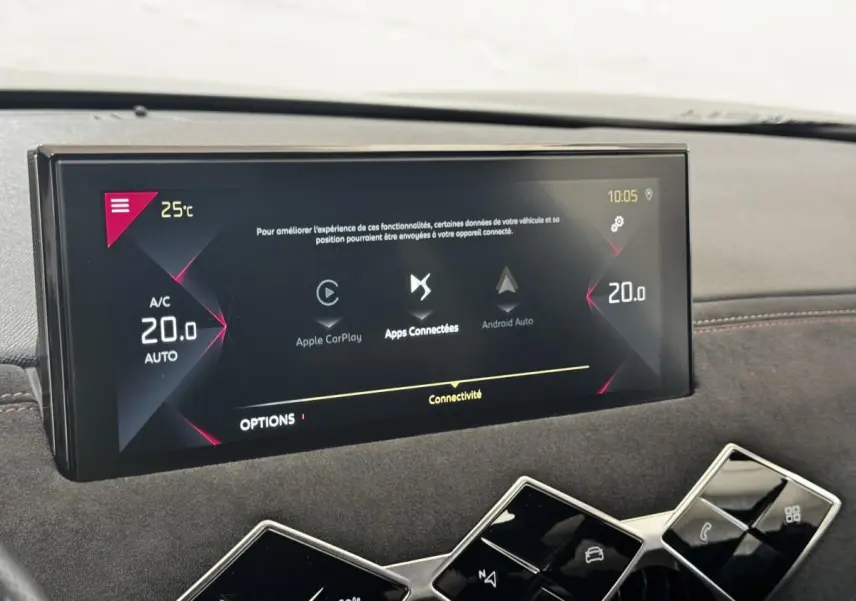 Écran tactile central affichant la connectivité Apple CarPlay et Android Auto sur DS3 Crossback gris foncé.