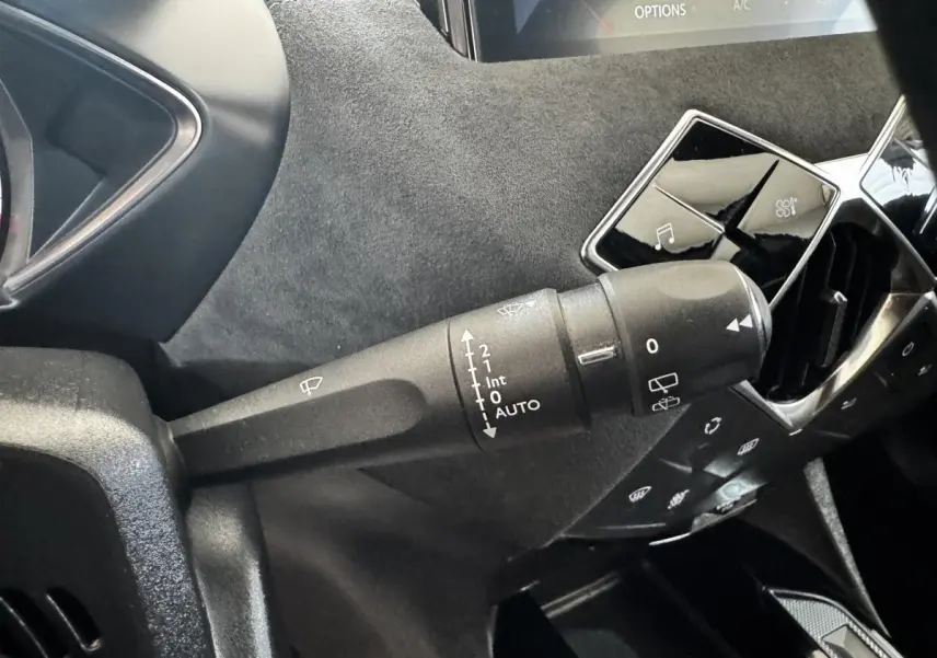 Gros plan sur la commande d’essuie-glace du DS3 Crossback 2021, avec tableau de bord et boutons tactiles noirs.