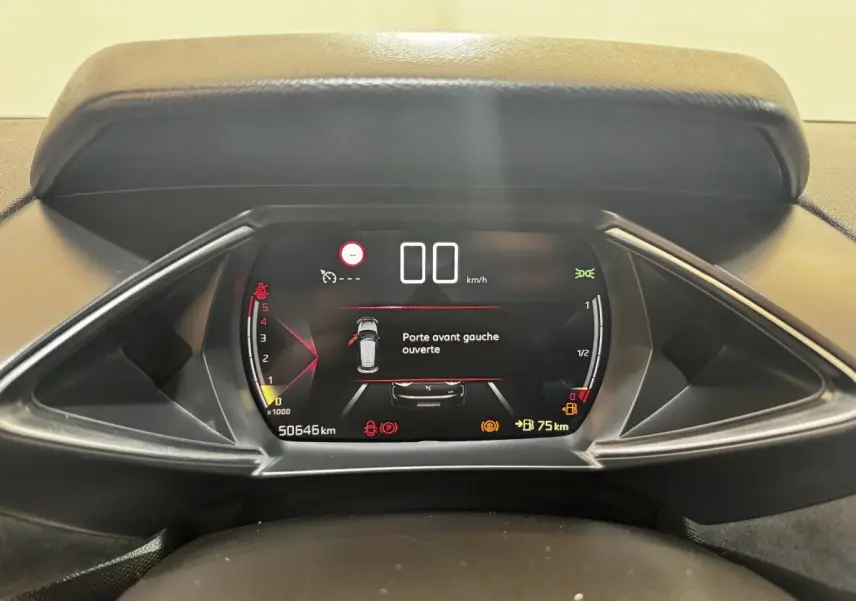 Tableau de bord numérique du DS3 Crossback gris foncé affichant porte avant gauche ouverte et compteur à zéro km/h.