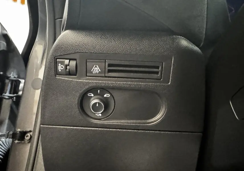 Détail du tableau de bord côté gauche du DS3 Crossback gris foncé, avec commandes d'éclairage et réglage phares.