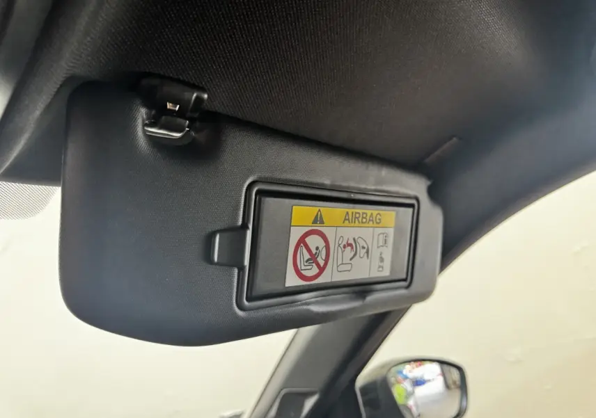 Détail du pare-soleil côté conducteur du DS3 Crossback gris foncé avec avertissement airbag visible.