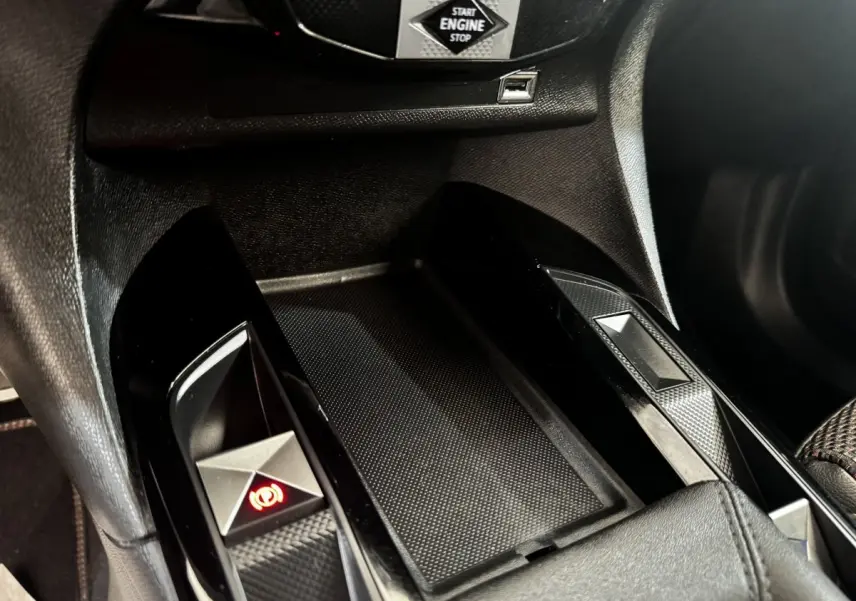 Gros plan intérieur sur la console centrale noire du DS3 Crossback 2021, avec bouton frein à main électrique et démarrage sans clé.