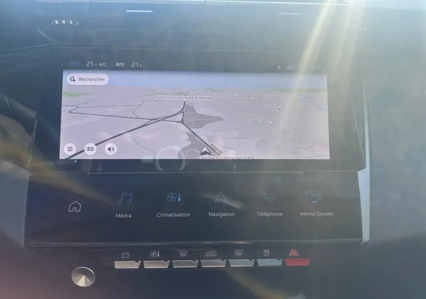 Écran tactile central du tableau de bord de la Peugeot 308 SW blanc Okénite, affichant la navigation GPS.