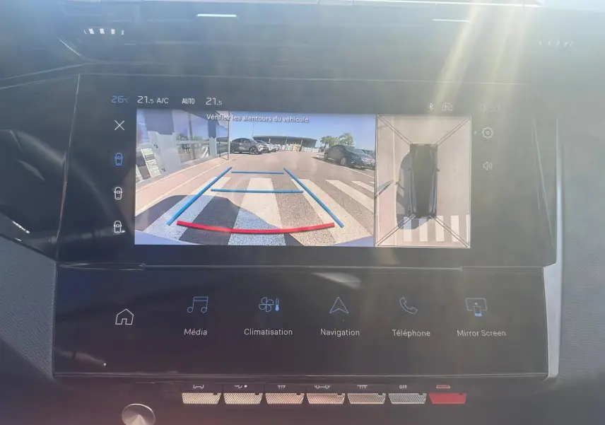 Écran tactile intérieur de la Peugeot 308 SW blanc montrant la caméra de recul et vue 360° du stationnement.