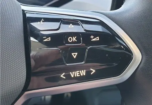 Gros plan sur les commandes au volant noir brillant du Volkswagen ID.3 blanc Glacier, boutons multifonctions avec indication "OK" et "VIEW".