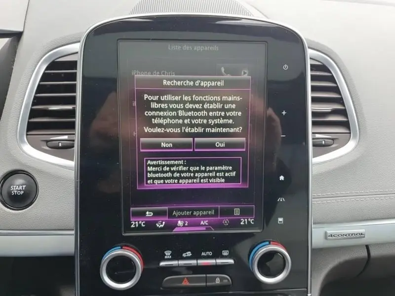 Vue rapprochée de l'écran tactile central et des commandes de climatisation du tableau de bord du Renault Espace blanc nacré 2017.