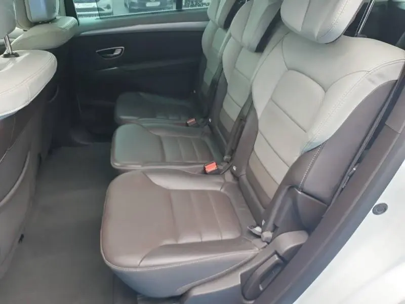 Vue côté droit des trois sièges individuels en cuir gris clair de la rangée 2 du Renault Espace blanc nacré 2017.