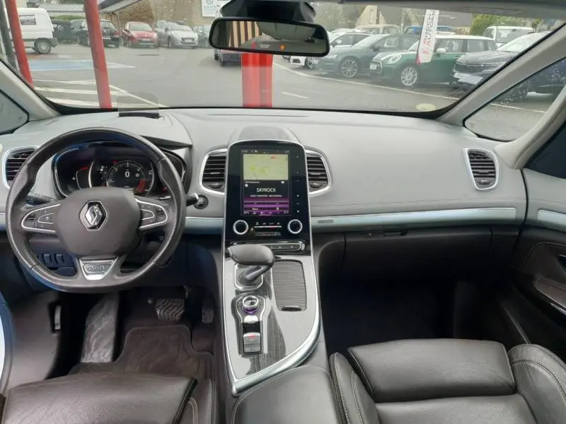 Vue intérieure avant du Renault Espace 2017, tableau de bord moderne avec écran tactile central et volant cuir multifonction.