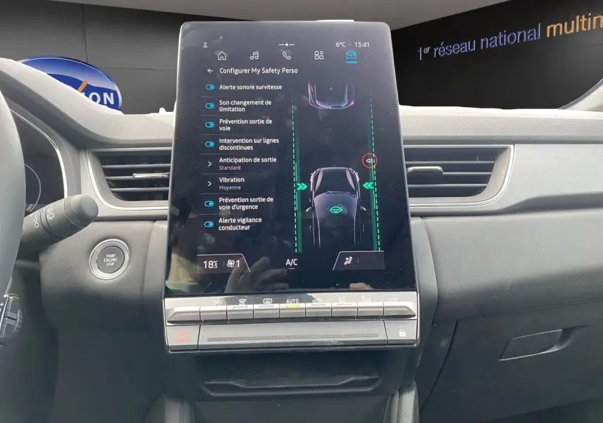 Vue centrale de l'écran tactile du tableau de bord du Renault Captur 2025, affichant les aides à la conduite.