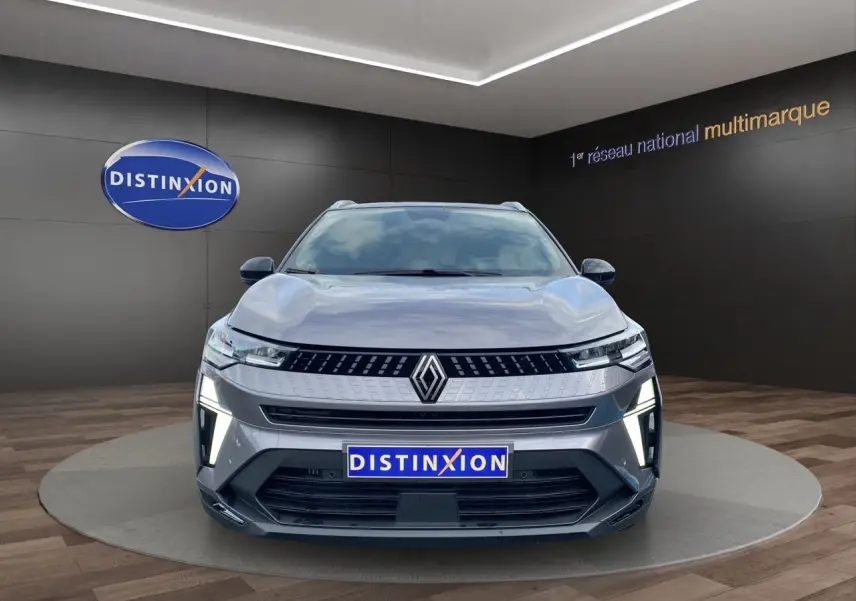 Vue frontale du Renault Captur gris Cassiopée avec toit noir, barres de toit et éclairage LED distinctif.