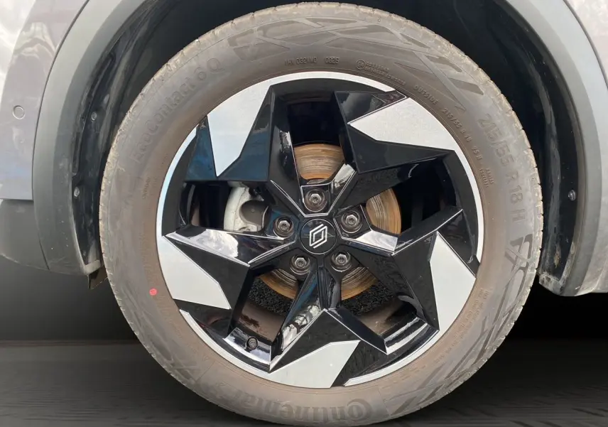 Gros plan sur la jante alu 18 pouces bicolore noire et argent du Renault Captur gris cassiopée, avec pneu Continental.