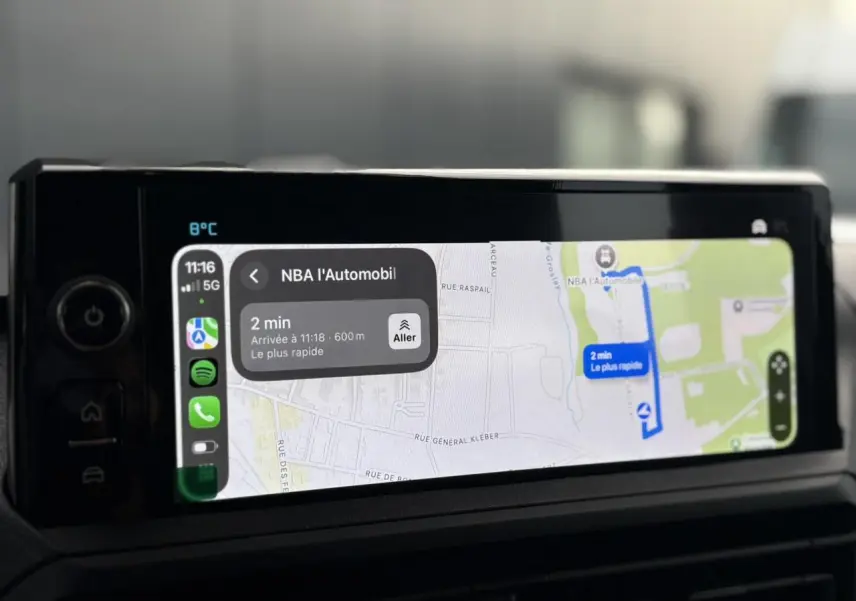 Écran tactile 10 pouces du Citroën Jumpy XL gris Titane affichant la navigation GPS en intérieur.