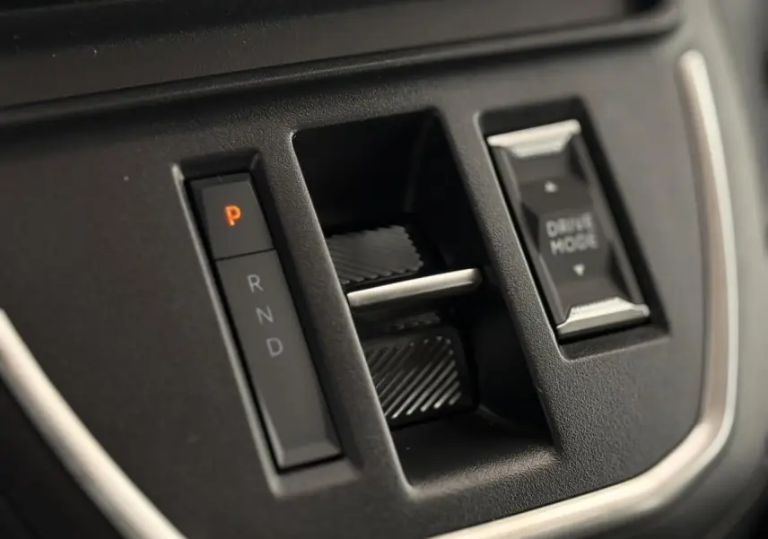 Gros plan sur la console centrale noire du Citroën Jumpy XL 2025 avec bouton de boîte auto et mode de conduite.