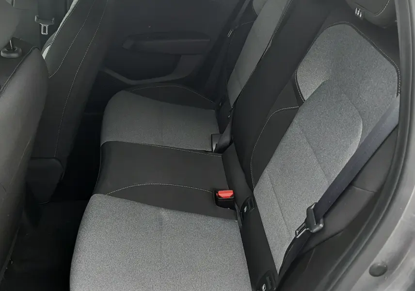 Vue intérieure côté droit des sièges arrière gris clair et noir de la Renault Clio V 2025, finition tissu bicolore.