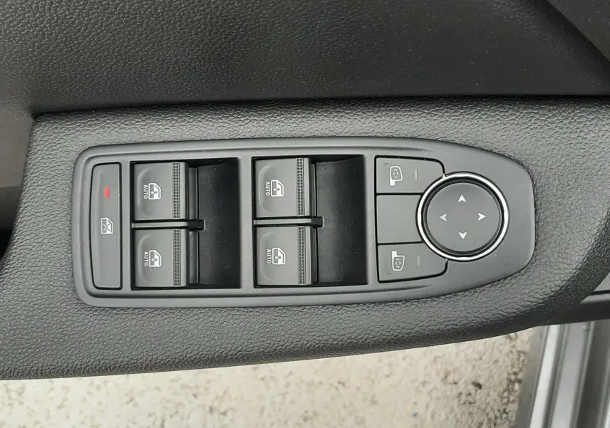 Panneau de commandes des vitres et rétroviseurs côté conducteur d'une Renault Clio V gris schiste, intérieur tissu gris noir.