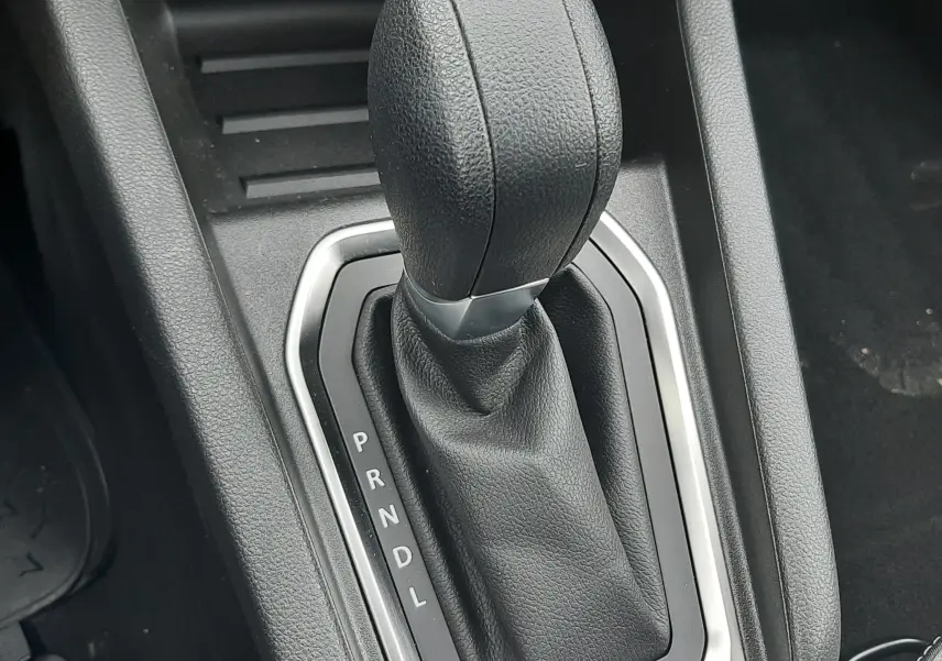 Gros plan sur le levier de vitesses automatique noir de la Renault Clio V 2025, entouré d’un contour argenté.