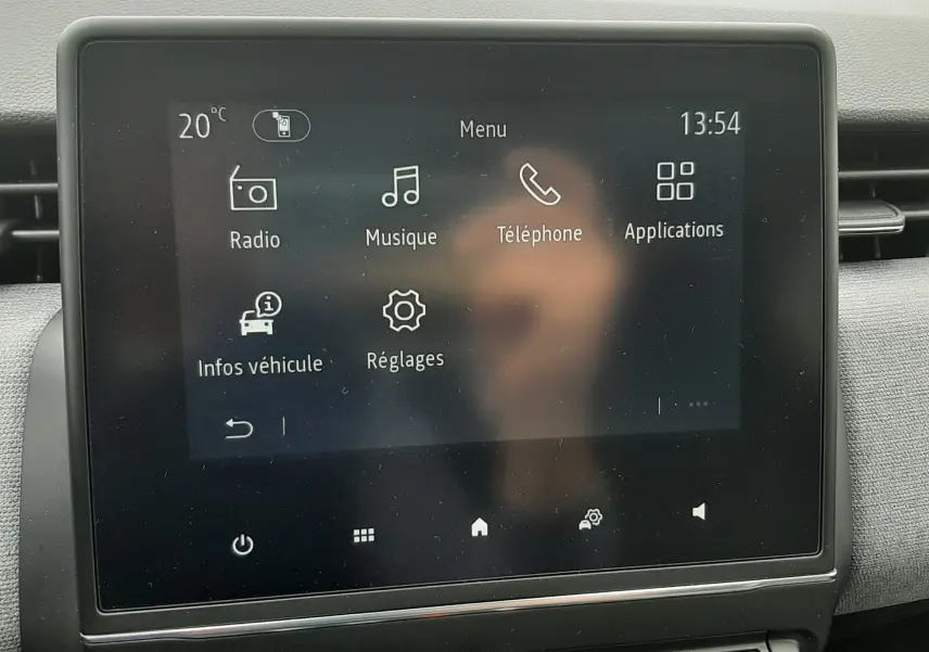 Écran tactile central de la Renault Clio V gris schiste, vue frontale du tableau de bord avec menu multimédia affiché.