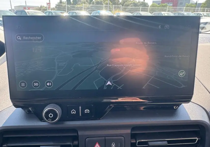 Écran tactile central du Peugeot Rifter 2026 affichant la navigation avec commandes sous l'écran, intérieur gris.
