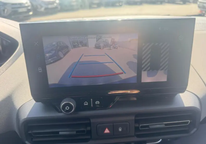 Écran tactile affichant la caméra de recul du Peugeot Rifter gris, vue intérieure du tableau de bord.