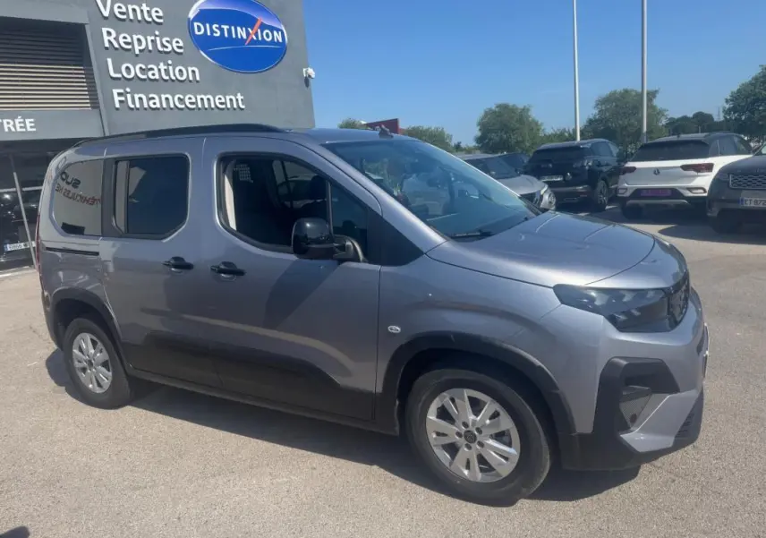 Peugeot Rifter gris en vue de profil droit, avec porte latérale coulissante et jantes alliage 17 pouces visibles.