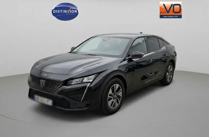 Peugeot 408 Hybrid 145 e-DCS6 Allure noir vue 3/4 avant droit, avec calandre distinctive et signature lumineuse LED verticale.