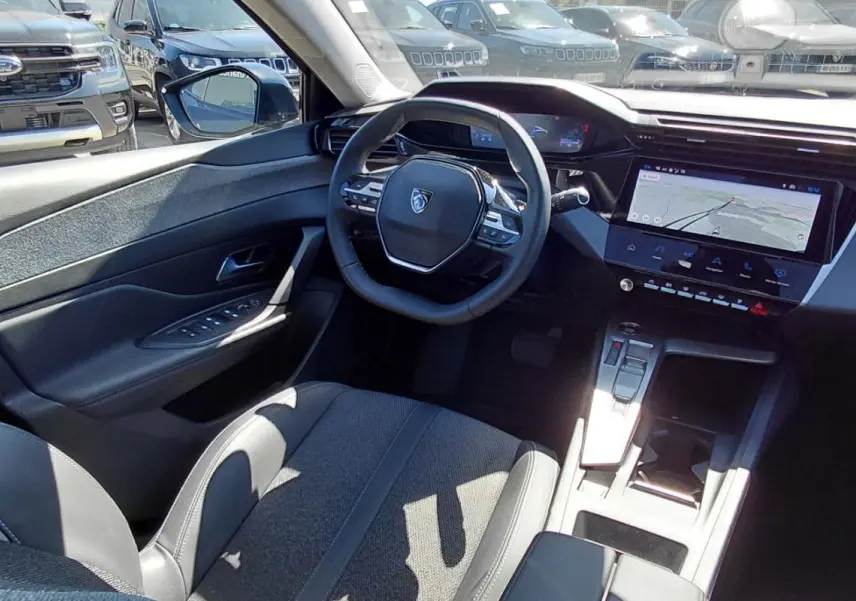 Intérieur du Peugeot 408 Hybrid 145 e-DCS6 Allure 2025, vue côté conducteur sur tableau de bord et écran tactile.