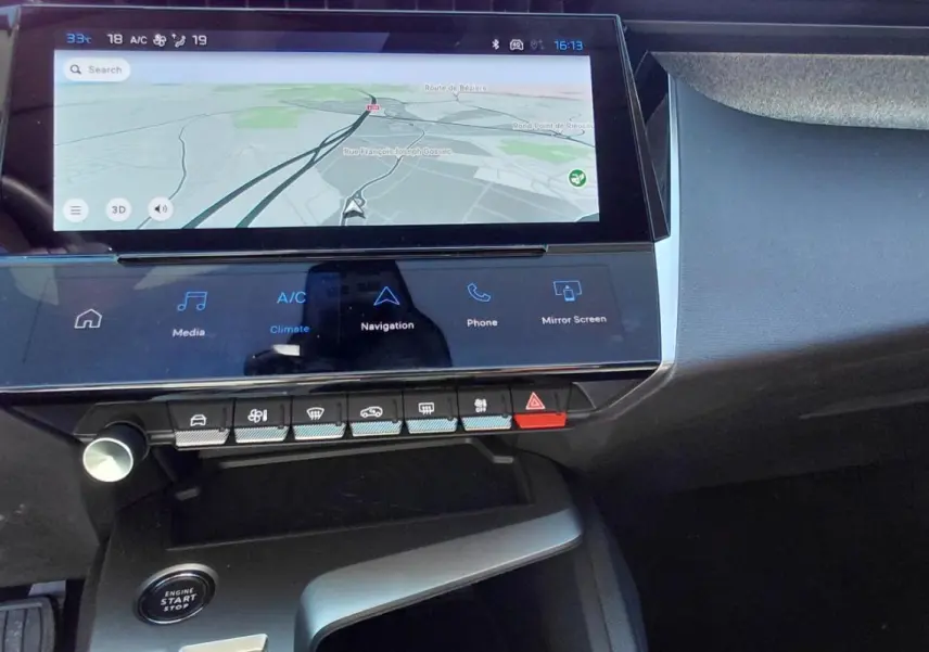 Vue rapprochée du tableau de bord de la Peugeot 408 Hybrid 145 Allure 2025, écran tactile avec navigation active.
