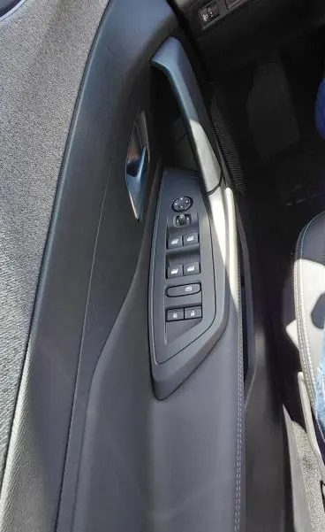 Vue rapprochée de la porte côté gauche noire du Peugeot 408 Hybrid 145 e-DCS6 Allure avec commandes électriques des vitres.