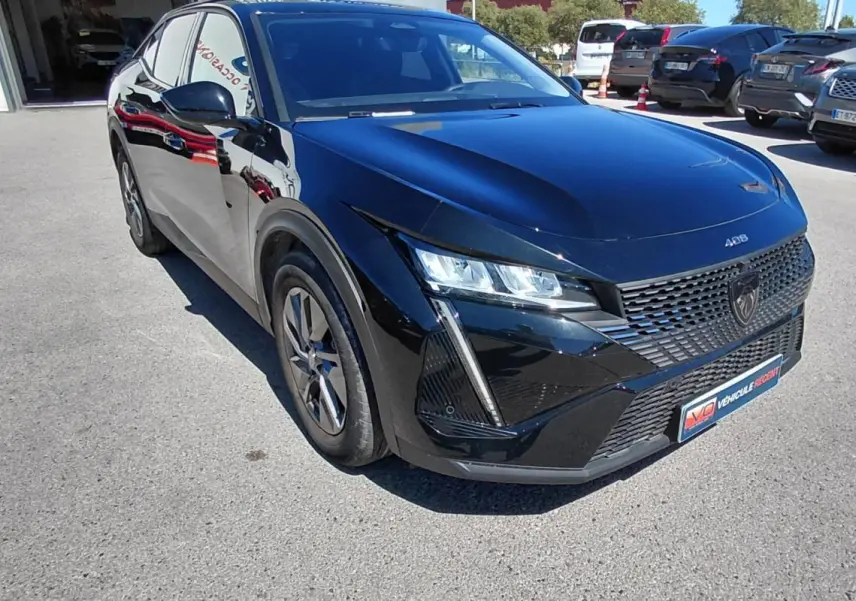 PEUGEOT 408 Hybrid 145 Allure noir vu en 3/4 avant droit, avec calandre distinctive et phares LED marquants.
