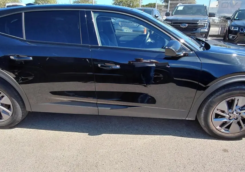 Vue de profil côté gauche d'une Peugeot 408 Hybrid 145 e-DCS6 Allure noire, soulignant ses jantes spécifiques et lignes fluides.