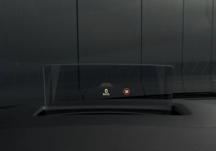 Affichage tête haute HUD du Ford Kuga 2023 montrant la vitesse à 0 km/h et la limitation à 30 km/h sur fond noir.