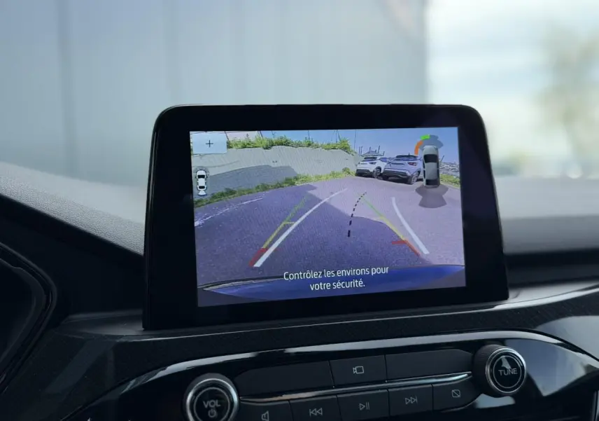 Écran tactile intérieur montrant la caméra de recul du Ford Kuga noir Agathe, vue du tableau de bord.