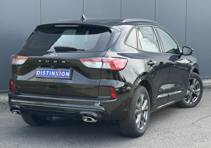Vue 3/4 arrière droite d'un Ford Kuga noir Agathe avec double sortie d'échappement et jantes alliage 18 pouces.