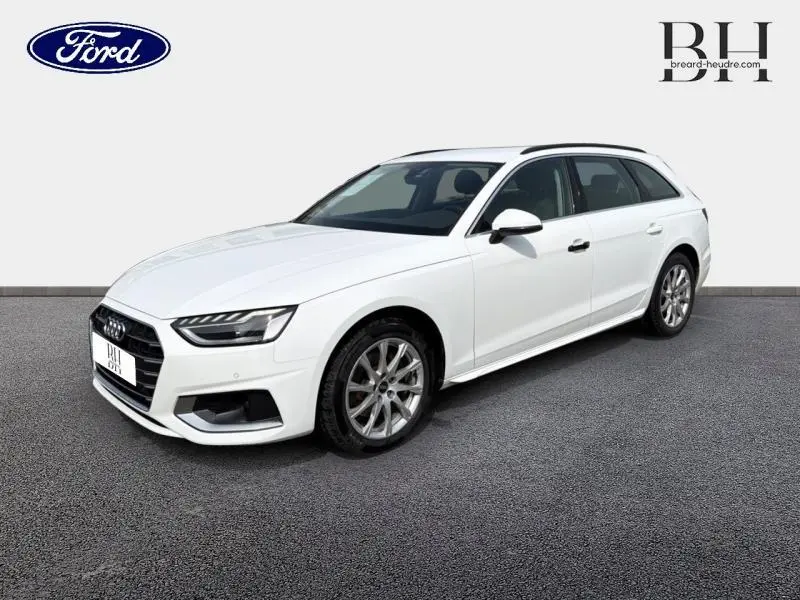 Audi A4 Avant blanc glacier métallisé vue 3/4 avant droit sur fond neutre avec jantes alu visibles.