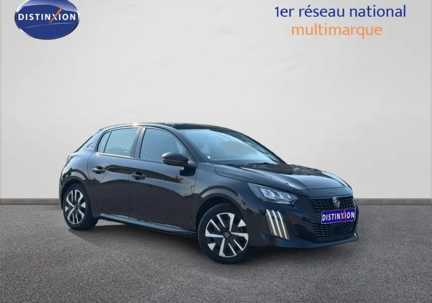 Peugeot 208 noir Perla Nera vue 3/4 avant droit, avec jantes alliage et feux LED verticaux distinctifs.