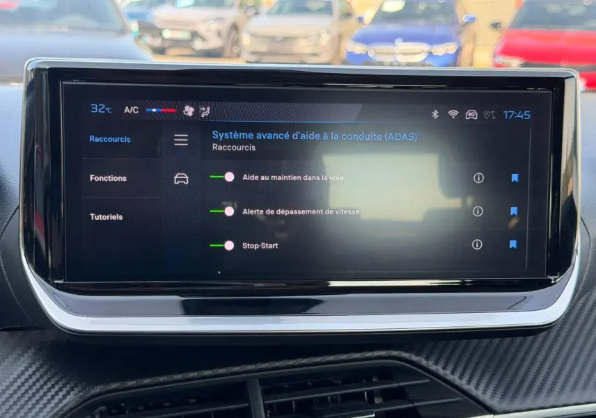 Écran tactile intérieur de la Peugeot 208 noir, affichant le menu d’aide à la conduite ADAS en journée.