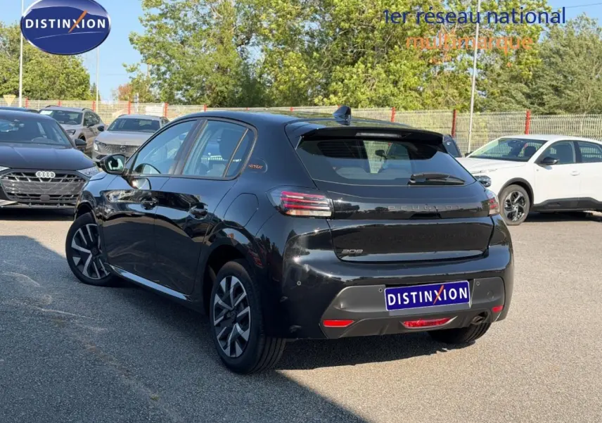 Peugeot 208 noir Perla Nera vue 3/4 arrière droit, avec jantes et logo Style sur la custode.