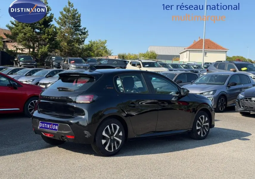 Peugeot 208 noir Perla Nera vue 3/4 arrière droit, avec jantes alliage et feux arrière LED distinctifs.