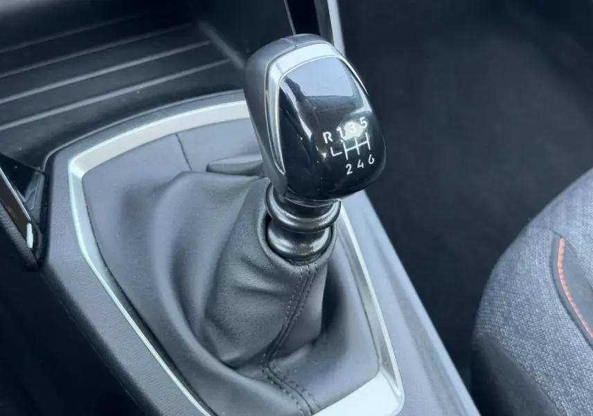 Le levier de vitesse manuel noir de la Peugeot 208 1.2 100ch Style vu en gros plan côté conducteur.
