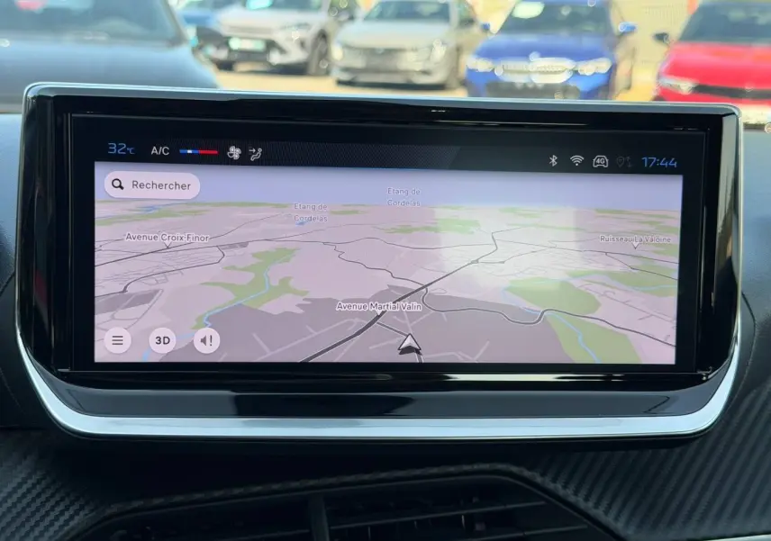 Écran tactile multifonction intérieur de la Peugeot 208 2025, affichant la navigation GPS en plein jour.