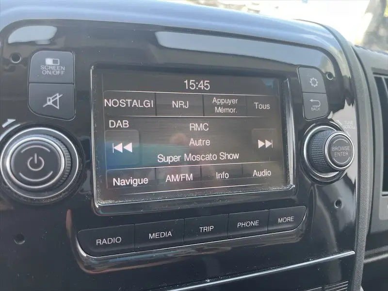 Écran tactile central du Peugeot Boxer FGN 2021 affichant la radio DAB avec station Super Moscato Show.