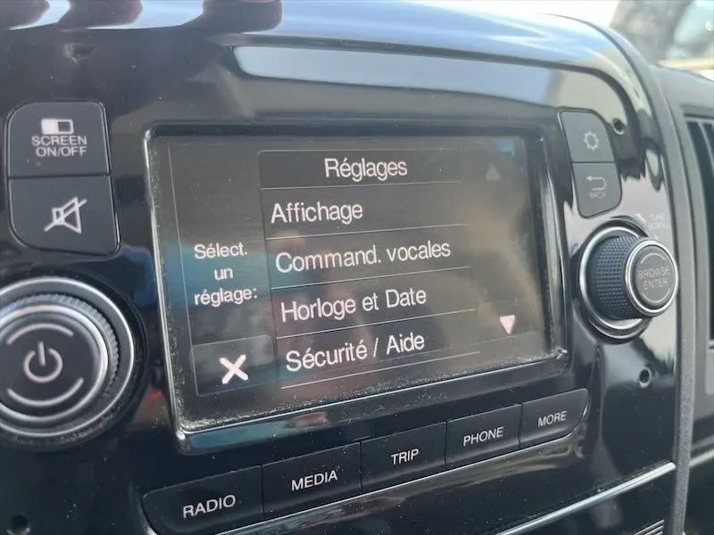 Écran tactile du tableau de bord du Peugeot Boxer FGN 2021 affichant le menu Réglages avec options vocales et sécurité.