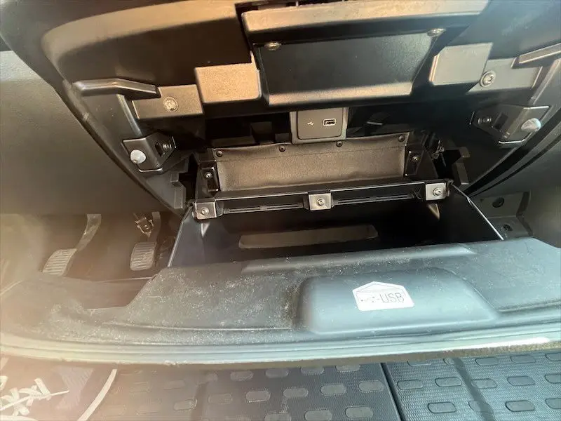 Gros plan sur la boîte à gants ouverte avec port USB du Peugeot Boxer FGN blanc, vue côté passager intérieur.