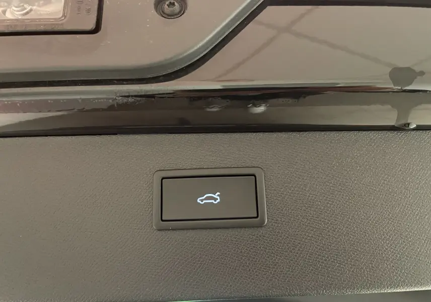 Bouton d'ouverture électrique du coffre sur la porte arrière du CUPRA Formentor Noir Minuit 2025.