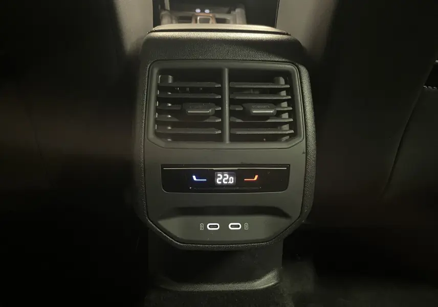 Détail de la console arrière du CUPRA Formentor 2025 avec commandes de climatisation et ports USB-C visibles.