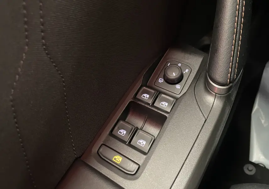 Gros plan sur les commandes des vitres et rétroviseurs côté conducteur d'un CUPRA Formentor Noir Minuit 2025.