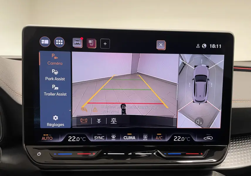 Écran tactile intérieur affichant la caméra 360° et l'assistance au stationnement du CUPRA Formentor noir Minuit.