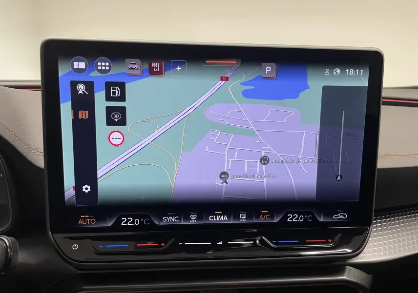 Écran tactile central du tableau de bord du CUPRA Formentor 2025 affichant la navigation Europe 3D et commandes climatisation.