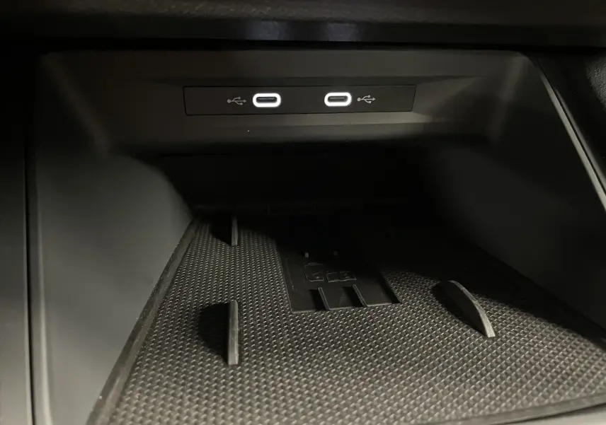 Gros plan sur la console centrale du CUPRA Formentor 2025 avec deux ports USB-C illuminés en blanc.